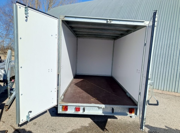 Двухосный промтоварный фургон (кузов: 6,8 м3)  МЗСА 817783