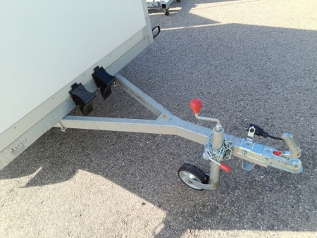 Двухосный промтоварный фургон (кузов: 6,8 м3)  МЗСА 817783