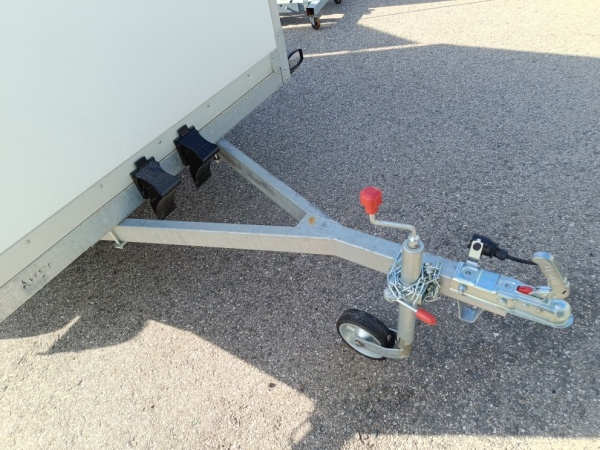 Двухосный промтоварный фургон (кузов: 6,8 м3) Наименование МЗСА 817783